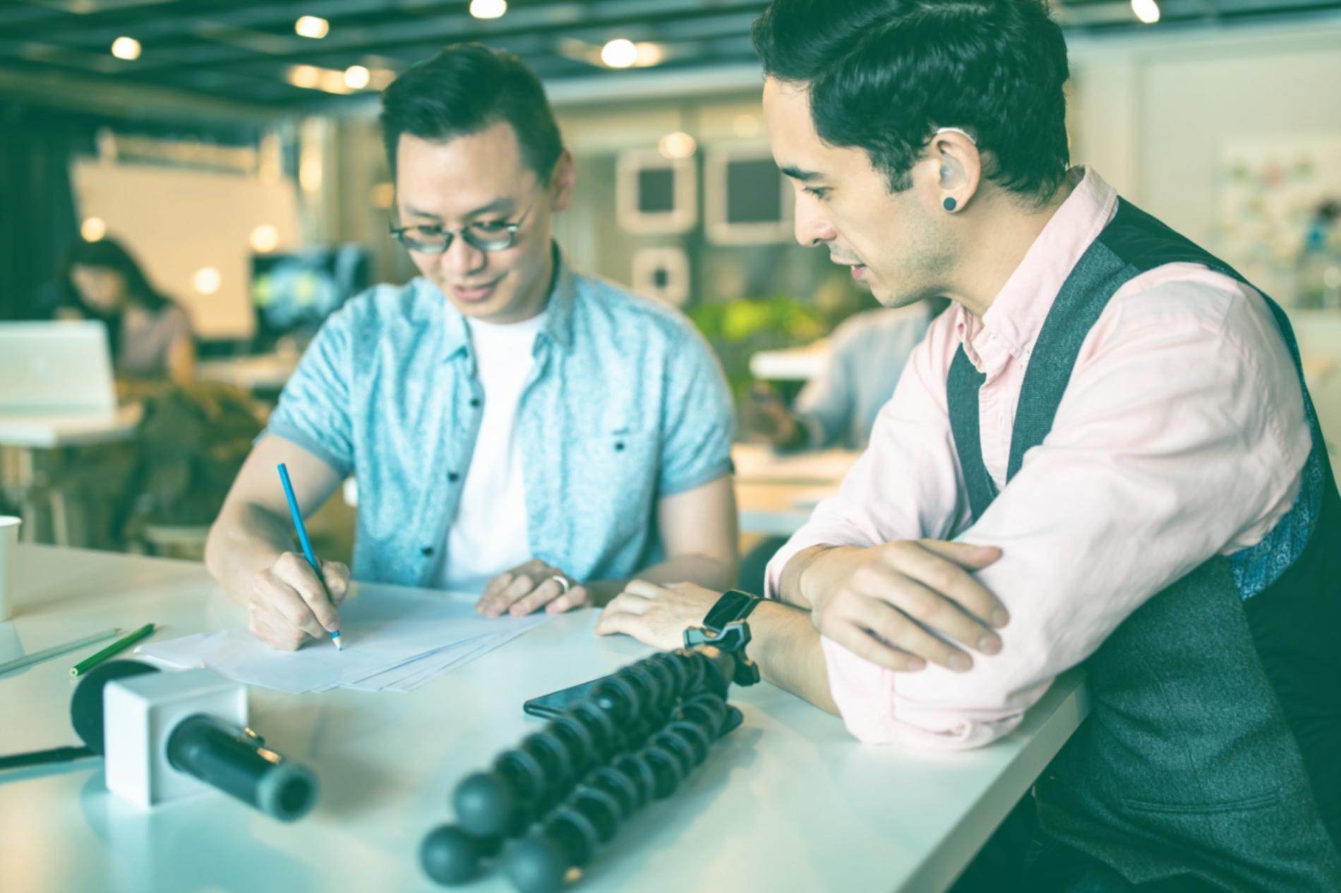 Familia revisando documentos financieros en un ambiente relajado y profesional